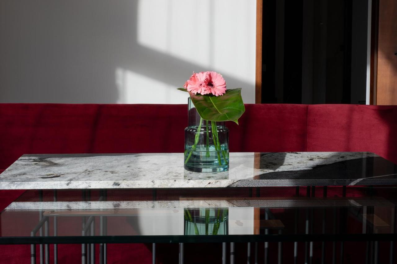 Hotel Monopol Wrocław Exterior foto A table with a flower vase