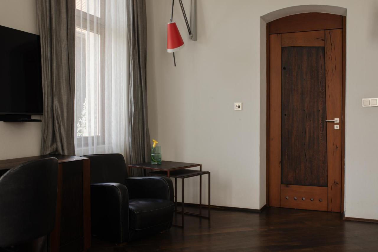 Hotel Monopol Wrocław Exterior foto A door with a frosted glass panel